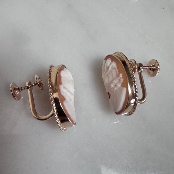 Vintage 10K Yellow Gold Carved Shell Cameo Screw Back Earrings 4.24 Gram - Picture 7 of 12